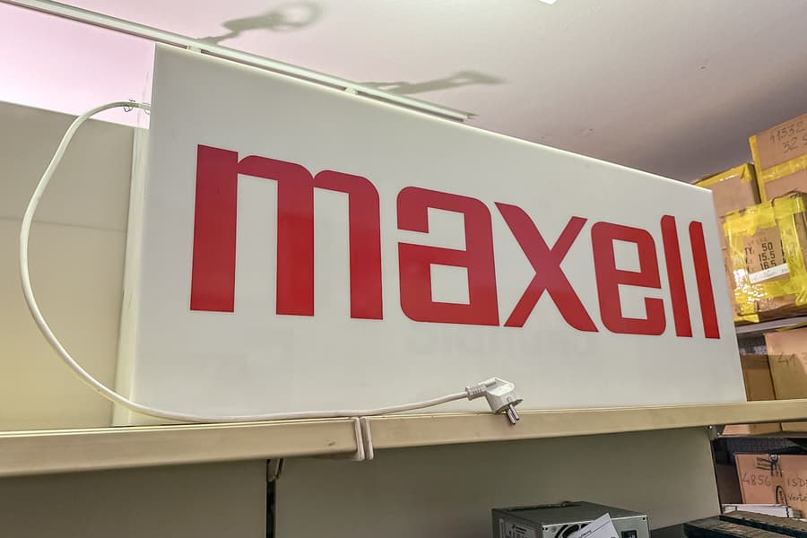 Werbeschild \Maxell\, beleuchtet